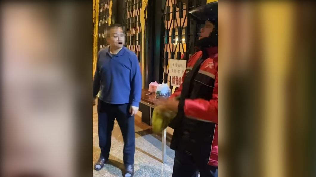 潘姓駕駛不斷地咆哮嗆聲。(圖/翻攝爆料公社)