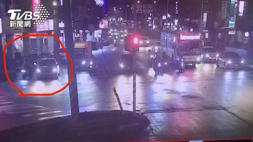 監視器拍下潘姓駕駛停車持著外送員嗆聲。(圖/TVBS)