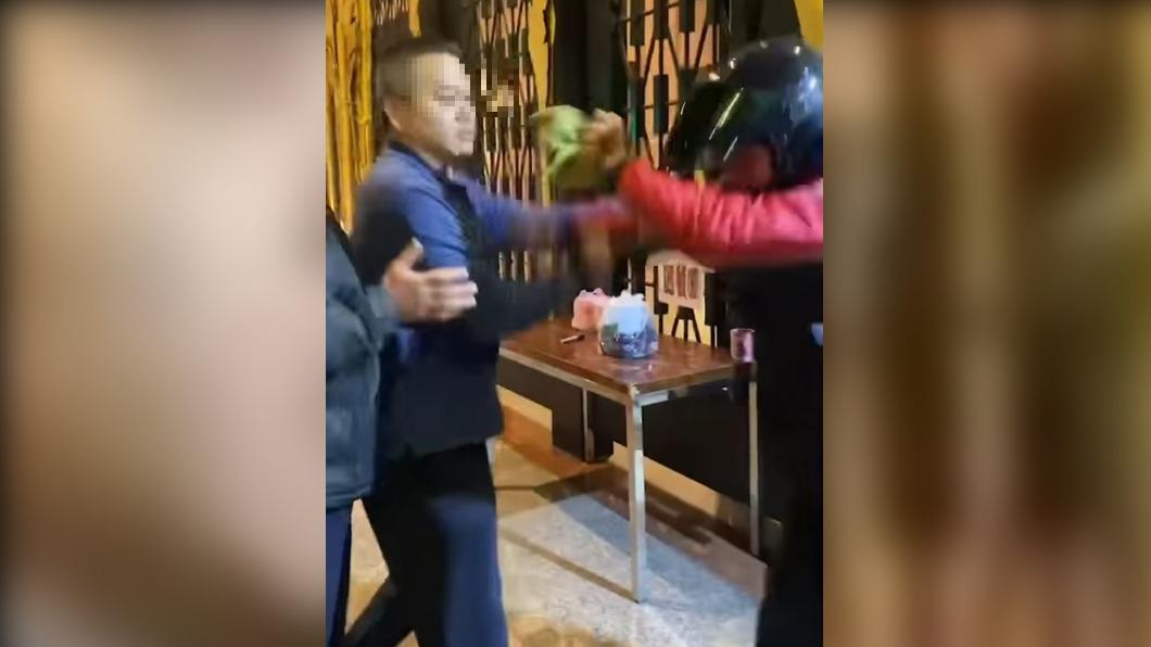 龜速遭叭就爆氣！惡駕駛尾隨到送餐地點　揮拳爆打外送員