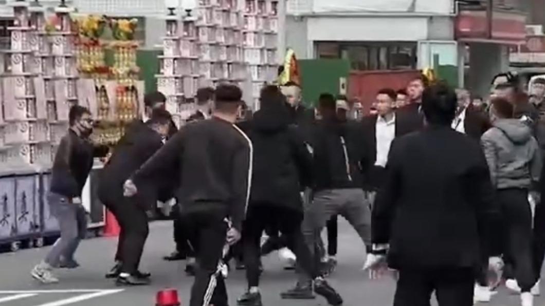 桃園公祭爆群毆!逾20黑衣人當街大亂鬥 抄三角錐狂砸