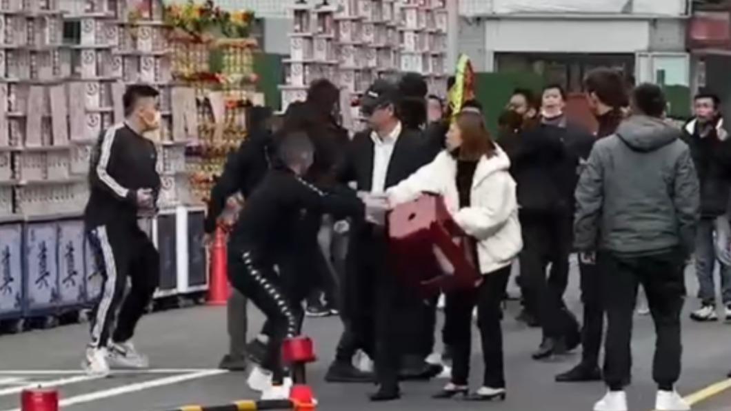 一大群黑衣人當街大亂鬥。(圖/翻攝自Tiktok)
