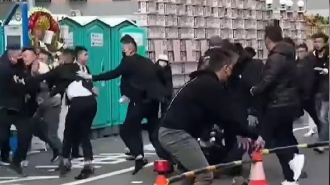 許多黑衣人拿路邊的交通錐、椅凳砸人。(圖/翻攝自Tiktok)