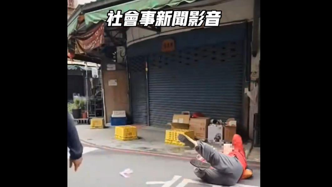 男子被撂倒在地,不斷地痛苦哀號。(圖/翻攝社會事新聞影音)