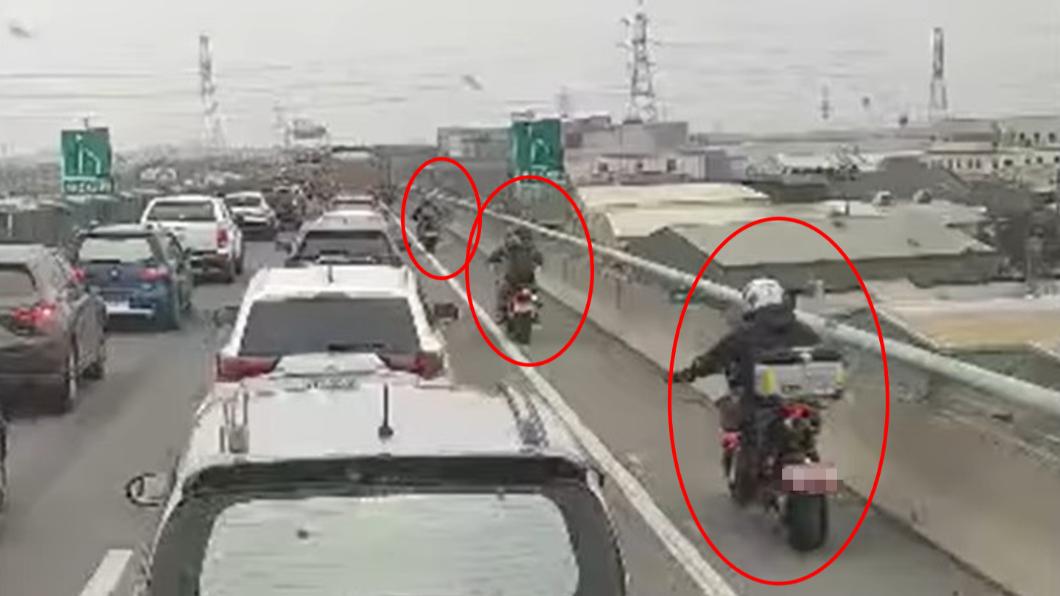 快速道路塞爆!12重機衝路肩「借過」 網怒轟:老鼠屎