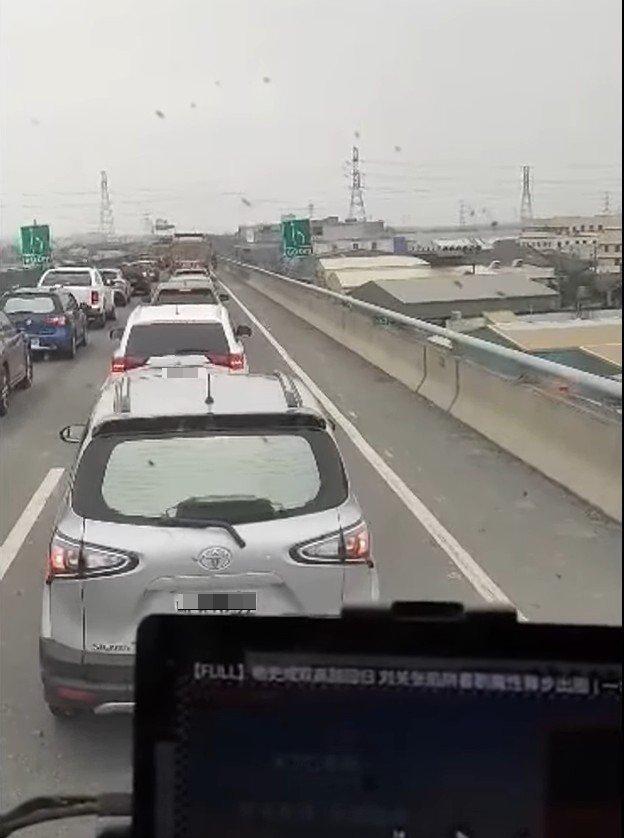 一旁的汽車全塞得動彈不得。(圖/翻攝自八卦村 - 行車紀錄器影片上傳中心)