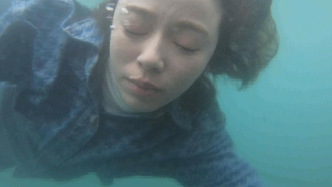 王瞳無預警被推落海「沉入水中」 7度寒流被救起凍到發抖