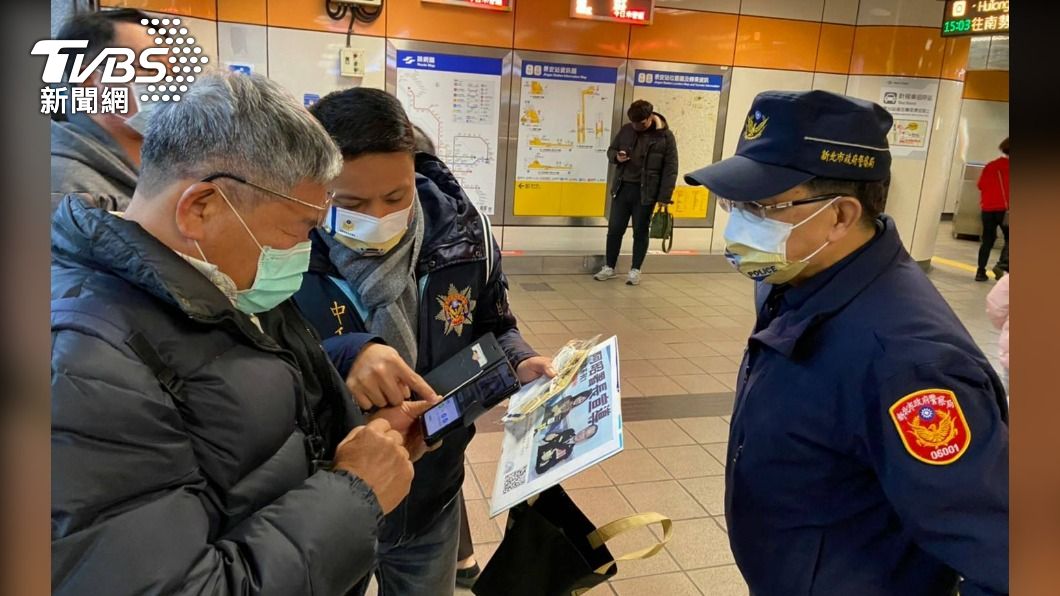 中和分局選在人潮眾多的捷運站宣導防詐觀念。（圖／TVBS）