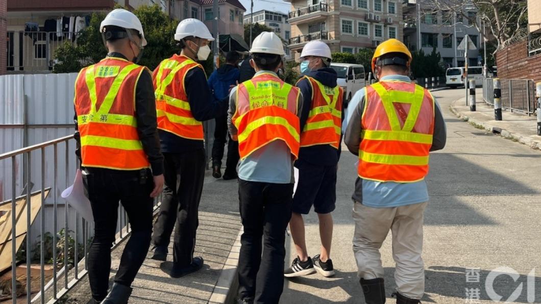 警方與渠務署在大埔龍尾村工作。（圖／香港01授權使用）