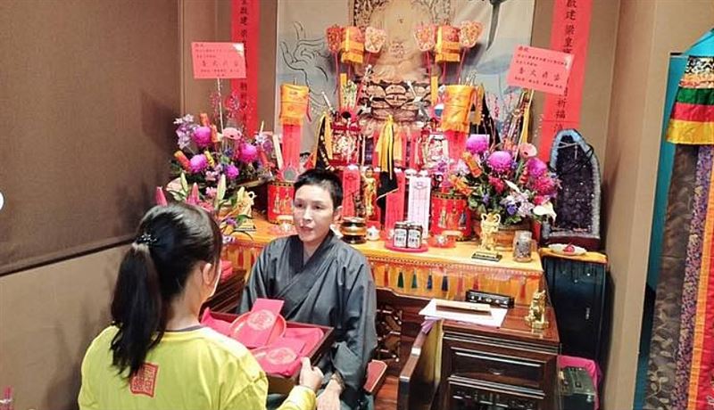 就算外貌改變,但傳蓮法師依舊保持善心幫助他人。(圖/翻攝自三寶佛堂臉書)