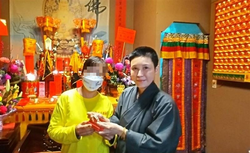 傳蓮法師因頭受傷,如今只能留3分頭。(圖/翻攝自三寶佛堂臉書)