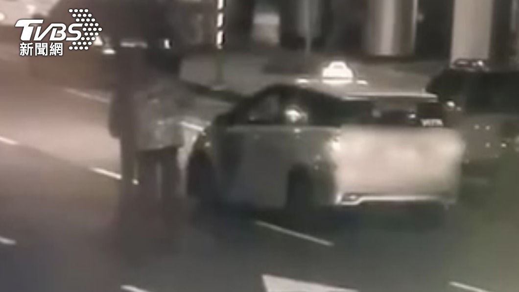 醉男突捶擊引擎蓋！當街與運將互毆　警一查他還是通緝犯