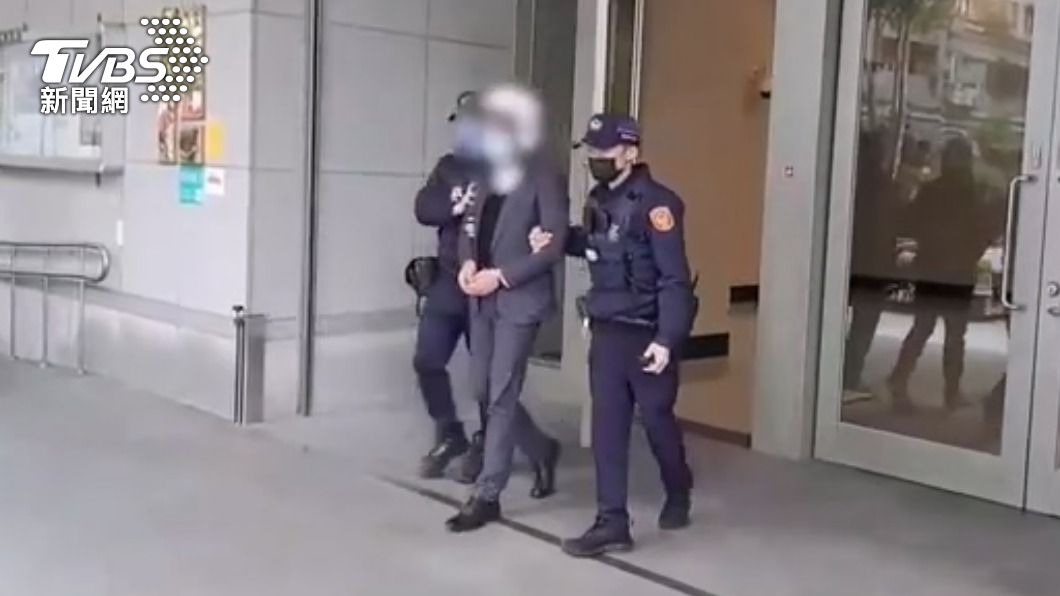 警方將酒醉男子送辦。(圖/TVBS)