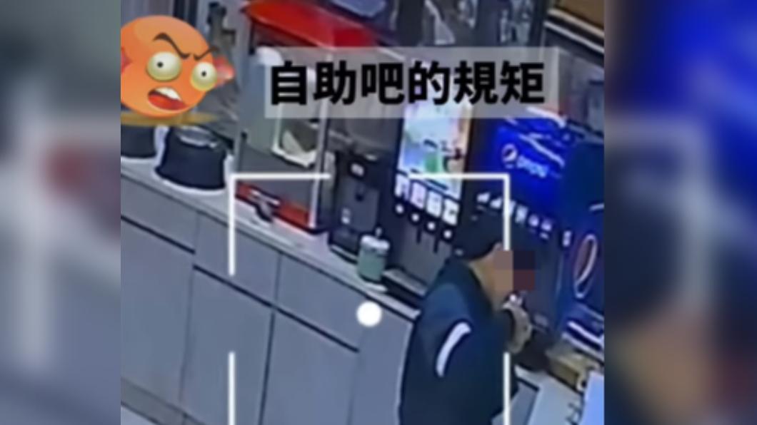該名韓國人疑似用公匙吃冰淇淋。(圖/翻攝自19House炙燒牛排-台中太平店臉書)