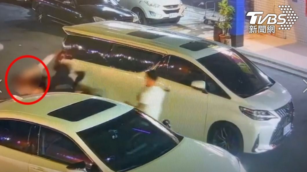 徐男被女警一把撂倒。(圖/TVBS)