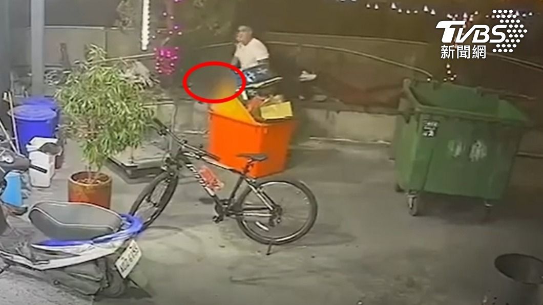 鄧男逃到花圃被壓制。(圖/TVBS)