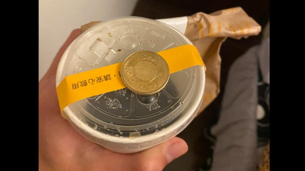 取餐不小心跌倒!外送員打翻飲料 1暖舉惹他心疼:委屈了