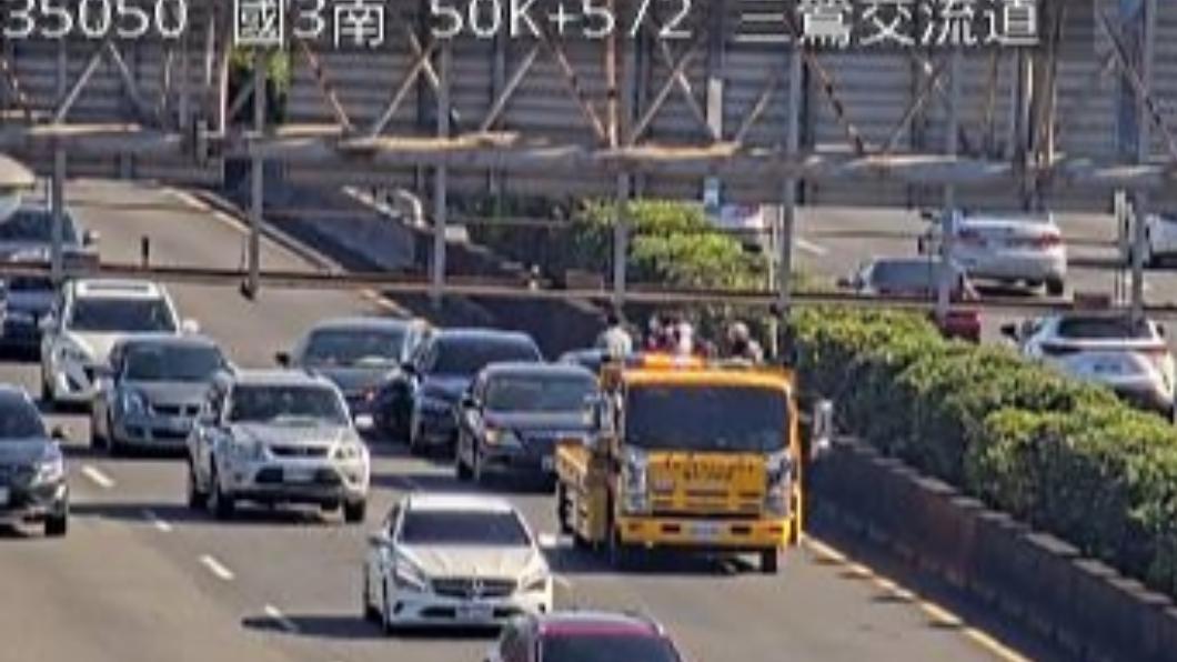 09時29分於國3南向50公里處發生4輛小客車追撞事故。(圖/高公局提供)