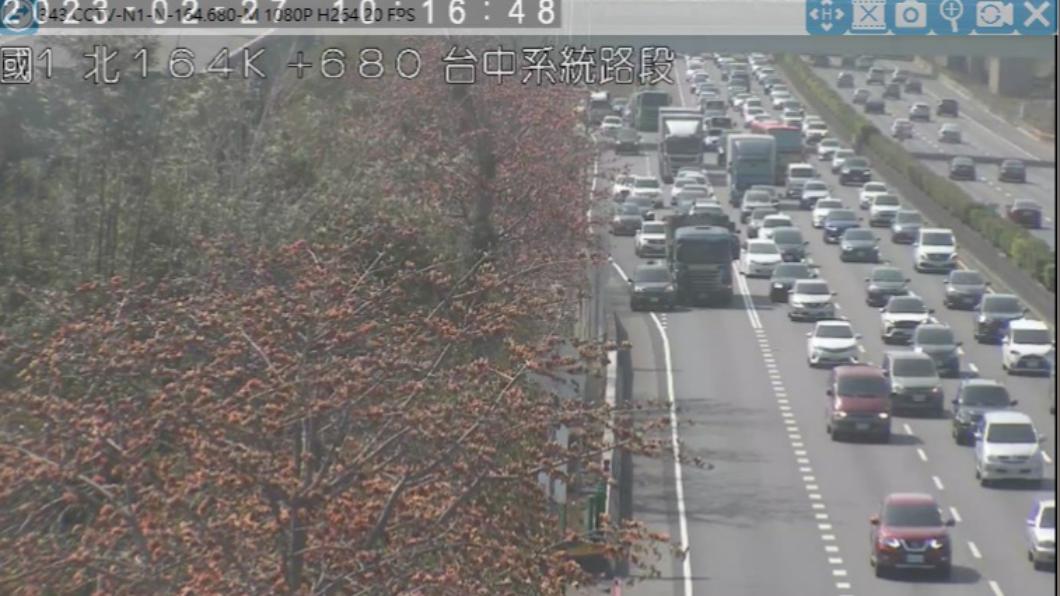 10時15分於國1北向164.8公里處發生1輛小客車及1輛大貨車追撞事故。(圖/高公局提供)