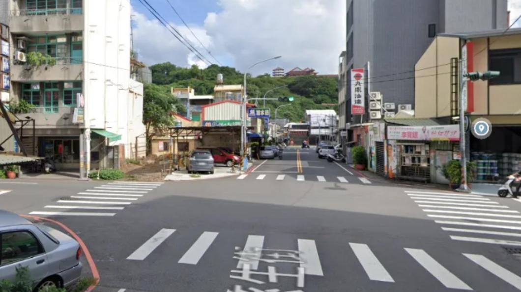 詹男開車行經彰化市慈生街、中正路口準備左轉時撞上許姓婦人。（圖／翻攝自google map街景圖）