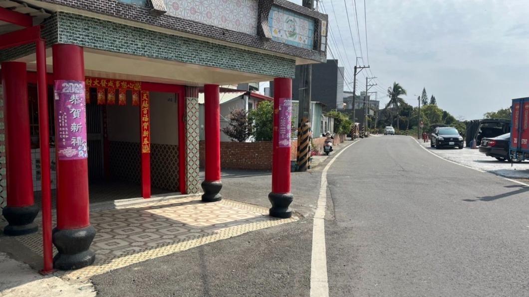 16歲男子騎車撞上廟柱，連人帶車翻倒在地。（圖／TVBS）