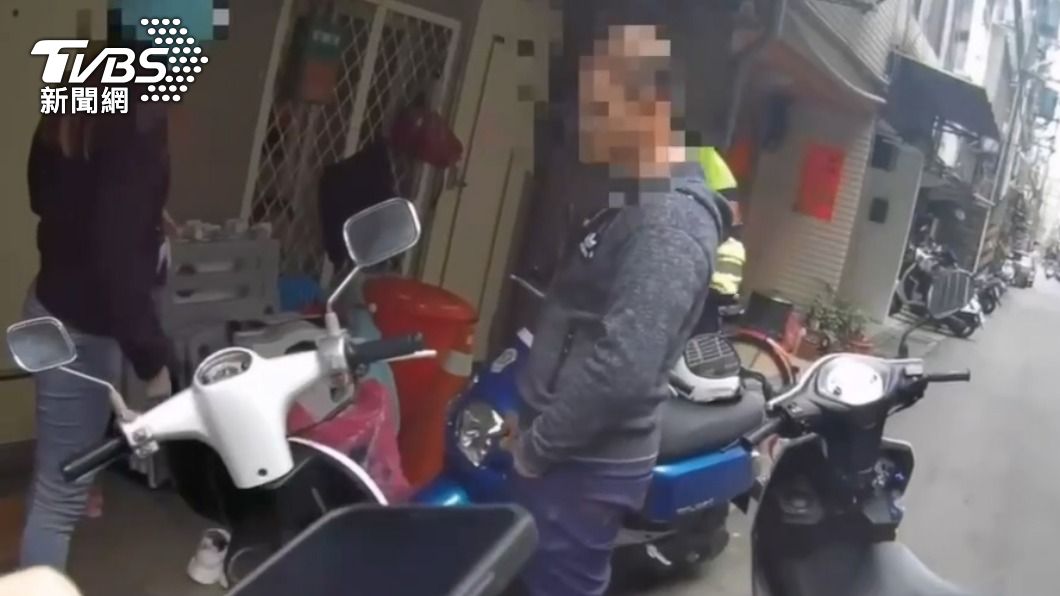 男子騎機車沒戴安全帽,前後座各載一男一女。(圖/TVBS)