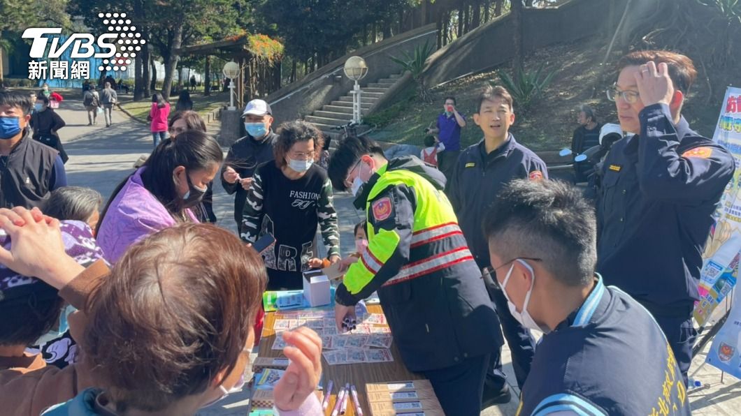 新莊警方在體育場外擺攤。（圖／TVBS）