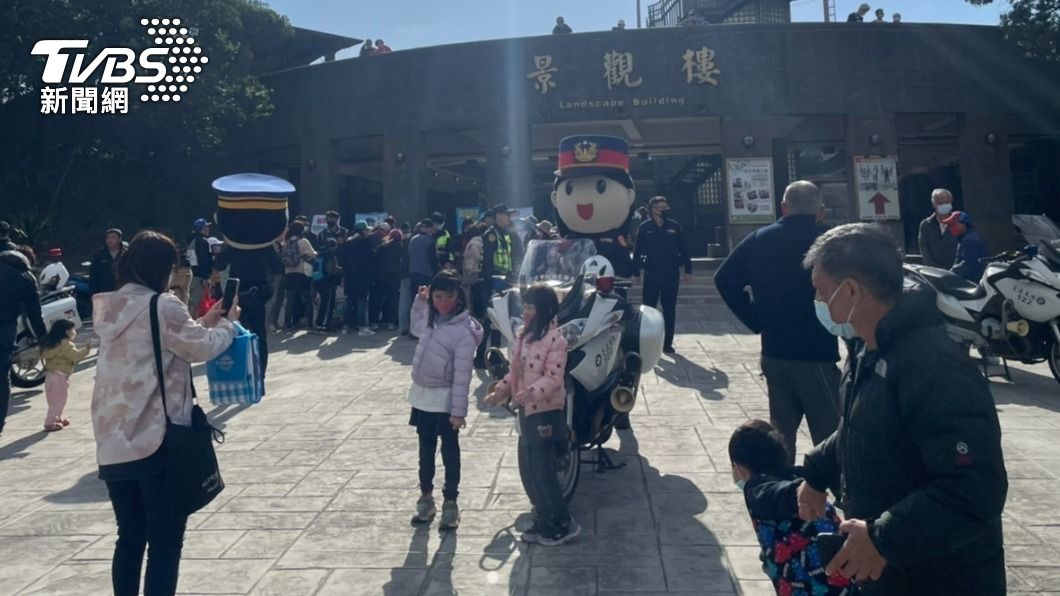 不少小朋友與警察娃娃合照。（圖／TVBS）