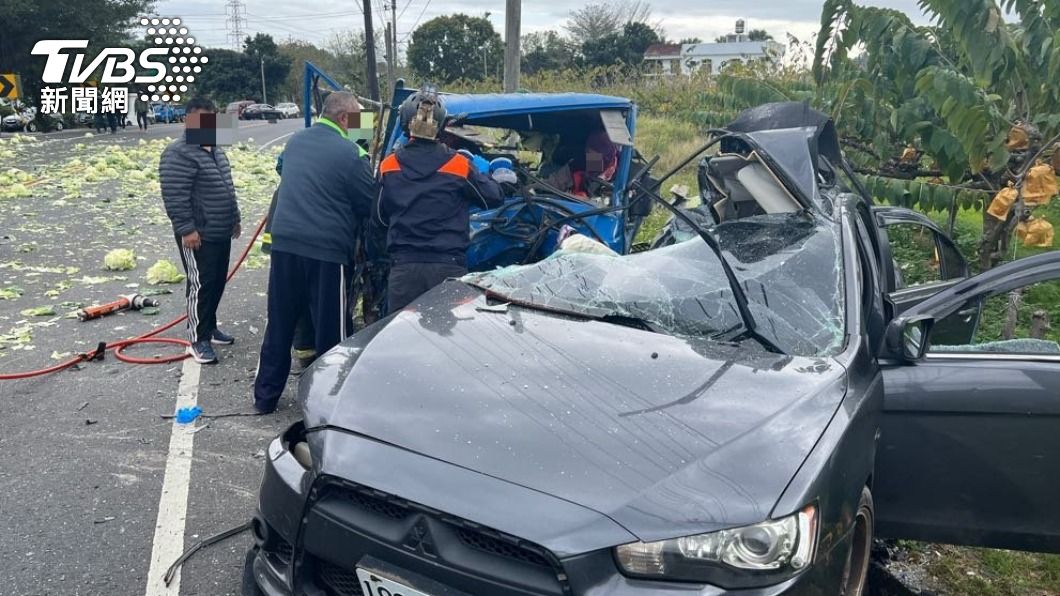 台9線菜車與轎車相撞!4人受困車內被救出 2人無呼吸心跳