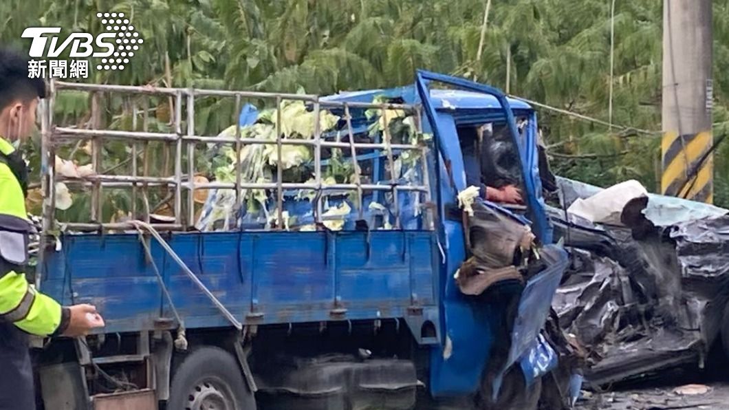 貨車滿載高麗菜相撞之後,高麗菜掉落滿地。(圖/TVBS)