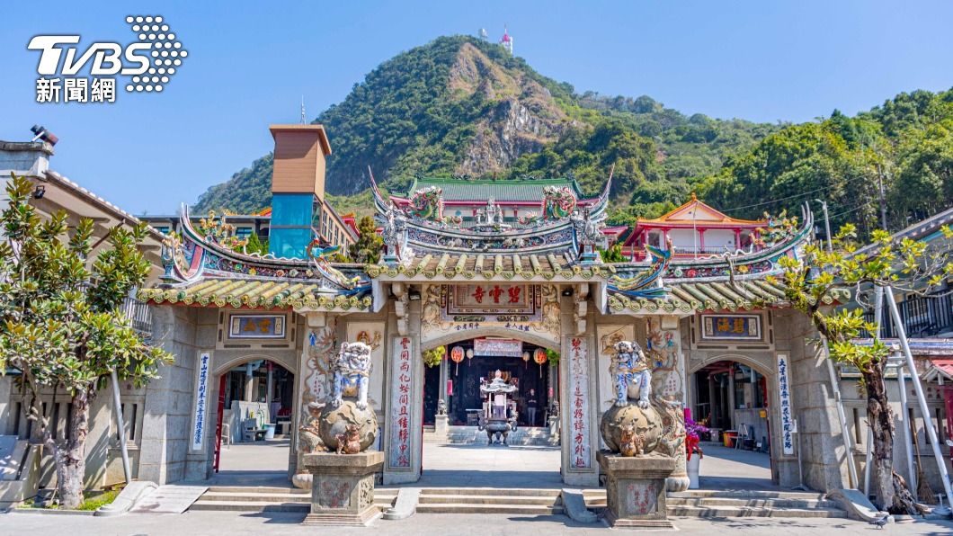 三級古蹟碧雲寺古色古香,後方是枕頭山。