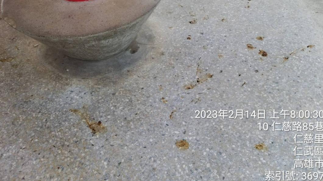 俞男出沒的涼亭都是穢物。（圖／民眾提供）