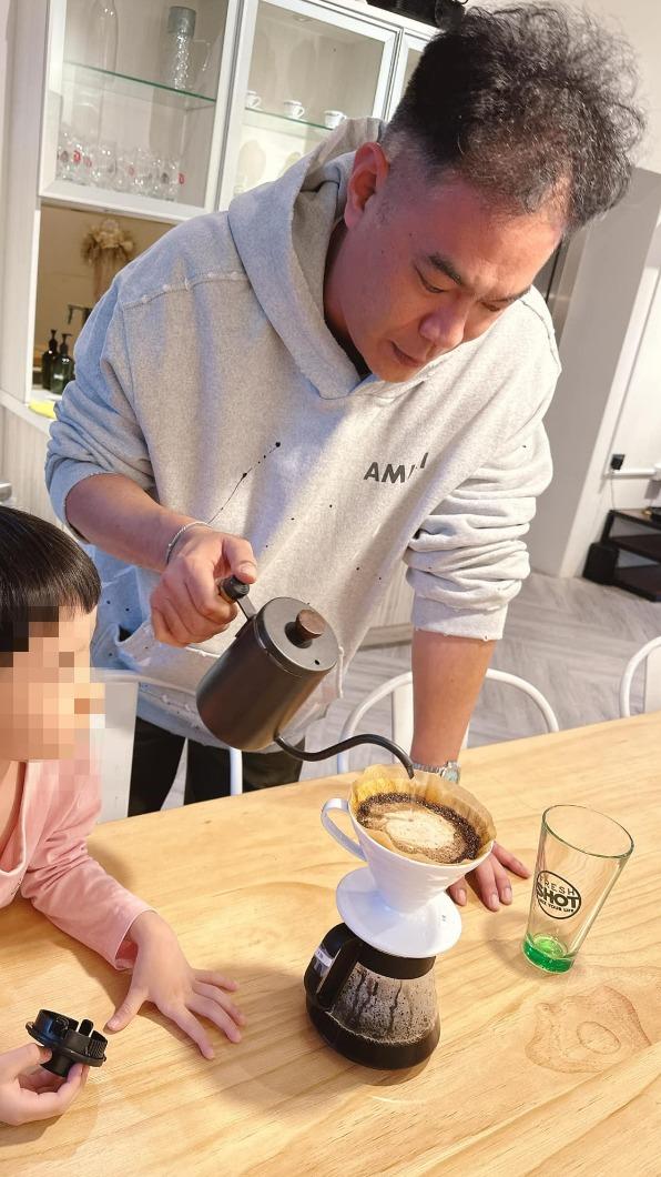 郭世倫(右)端出手沖咖啡請客人喝。(圖/翻攝女王臉書)