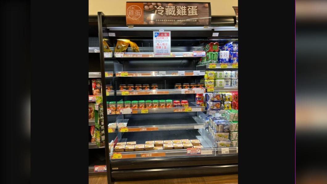 譚艾珍發現超市蛋櫃已變成泡菜櫃。(圖/翻攝自譚艾珍臉書)
