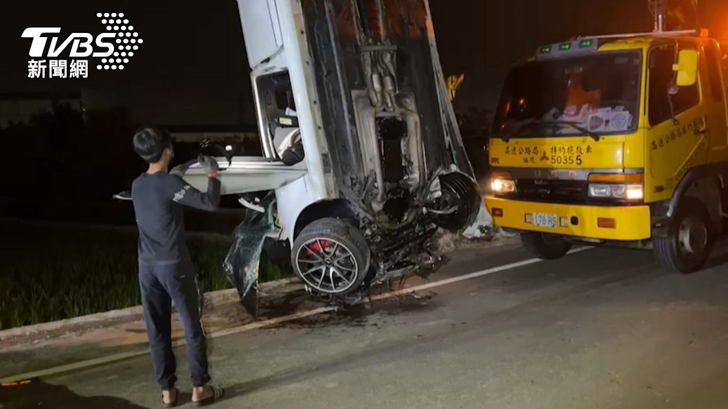 車頭削爛!台南賓士C300衝大排翻覆 2男慘死