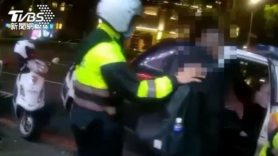 員警將犯嫌帶回派出所。(圖/TVBS)