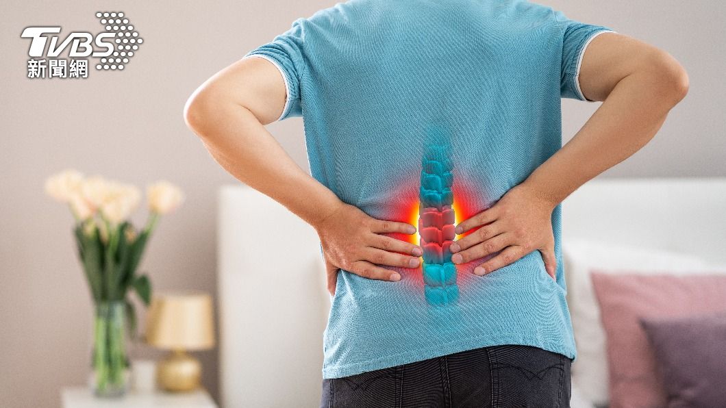 閃到腰不只好發在中老年人或搬重物的勞工。（示意圖／shutterstock達志影像）