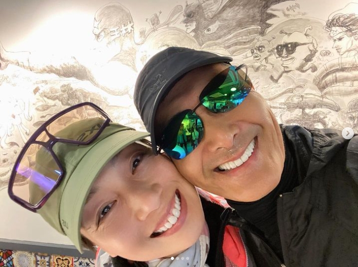 江美儀貼出與周潤發臉貼臉合照，嶄露笑容。（圖／翻攝自江美儀IG）