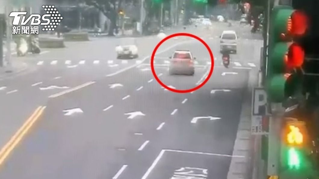 用毒ㄎㄧㄤ掉?男駕駛卡大馬路正中央不動 警搜出K他命