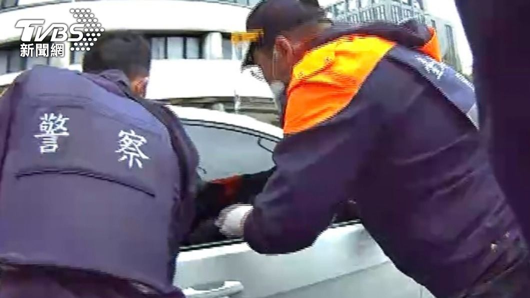 員警與救護人員頻頻呼喊。(圖/TVBS)