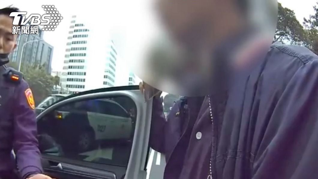 警方在男子車上與外套內搜出毒品。(圖/TVBS)