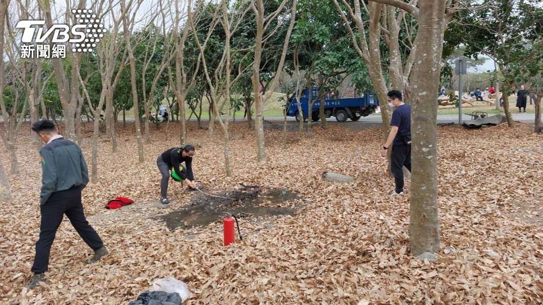 兄弟玩火燒落葉險釀災　小編怒發文：沒在跟你開玩笑