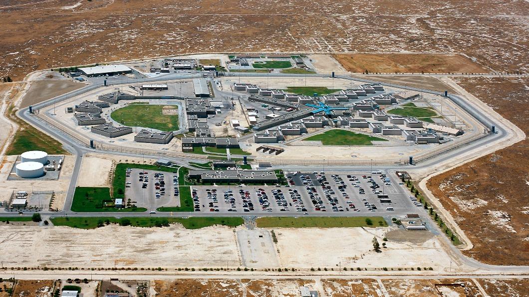 北克恩州立監獄（North Kern State Prison，NKSP）屬中等安全級別（medium security）的臨時監獄，可容納約2694名囚犯。（圖／翻攝自 維基百科）