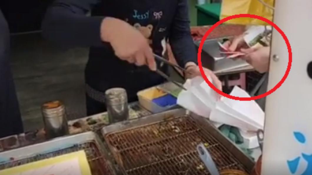 可以看到顧客拿3張百元鈔票給店家。(圖/翻攝自Dcard)