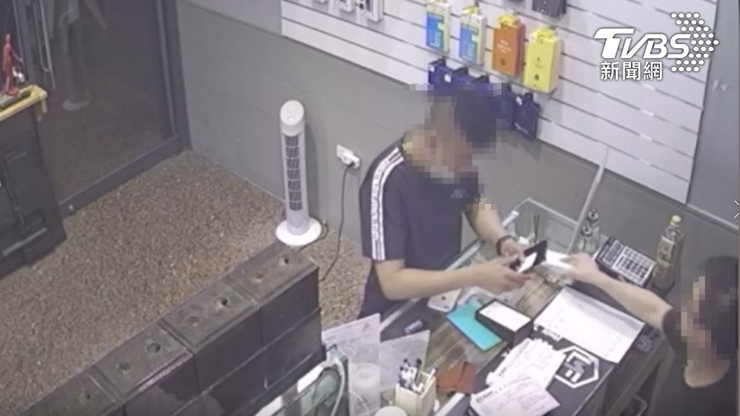 平頭男假藉買手機，搶走IPhone，店員追出去，遭抵槍威脅。（圖／記者 林家意 翻攝）