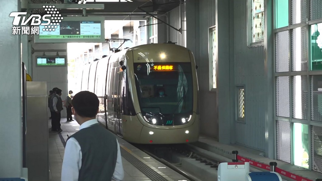 新北市新店安坑輕軌自2月10日起通車試營運,228連假4天期間達9萬人搭乘,平均每日超過2萬2000人次。(圖/TVBS)