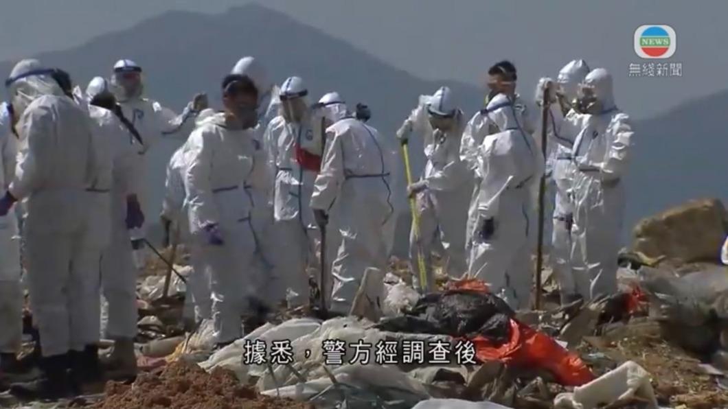 警方派人力積極在千噸垃圾中搜索證物。(圖/翻攝自《TVB》)
