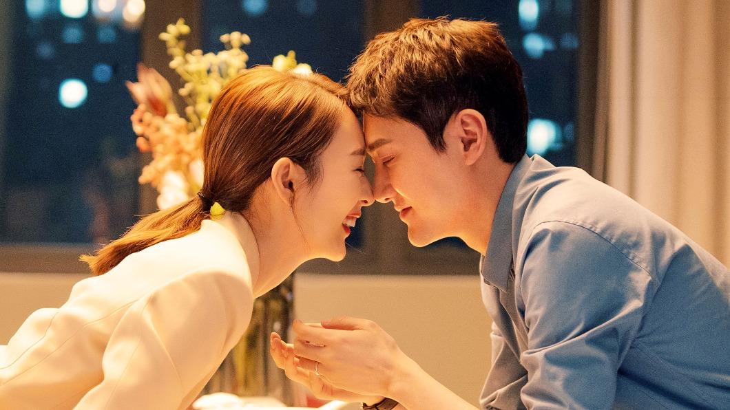 童瑤(左)、馮紹峰上演「格差戀」。(圖/中天娛樂台提供)