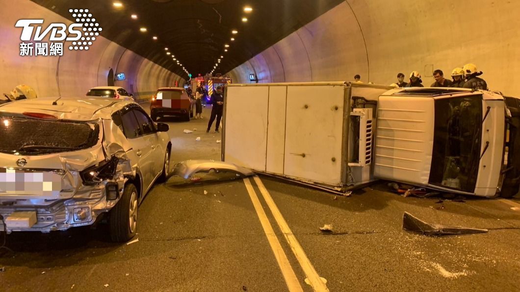 國3中和隧道追撞!小貨車疑未保持安全距離撞翻
