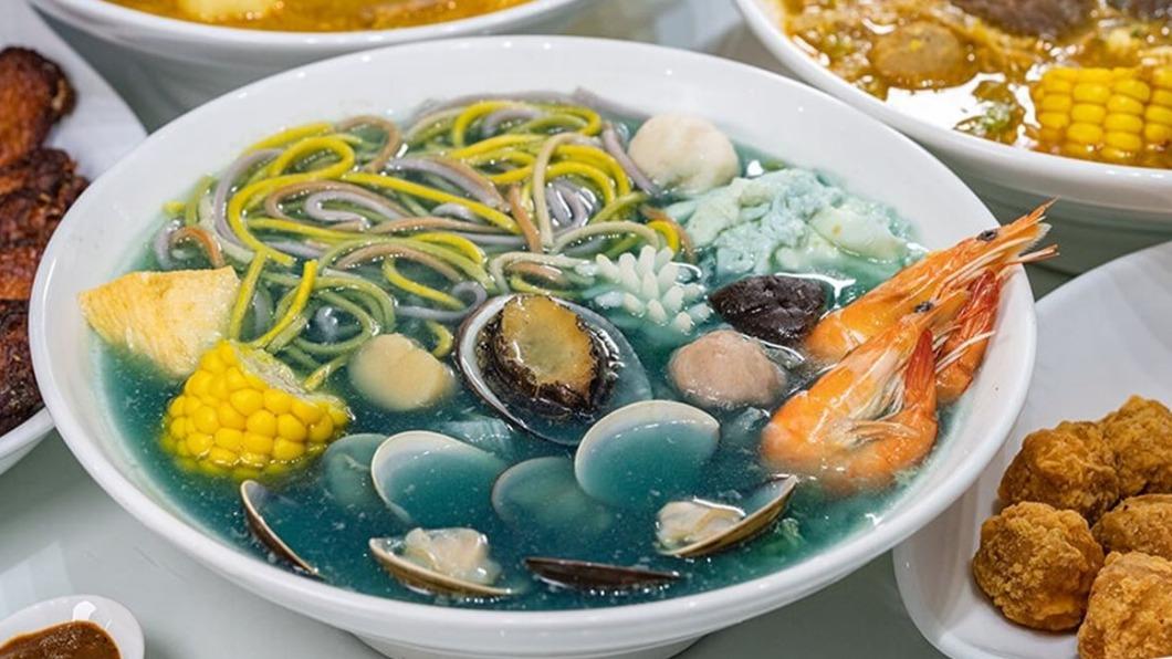 「女巫藍眼淚系列」使用蝶豆花加蔬菜高湯的藍色湯底很特別。（圖／虎麗笑嗨嗨提供）