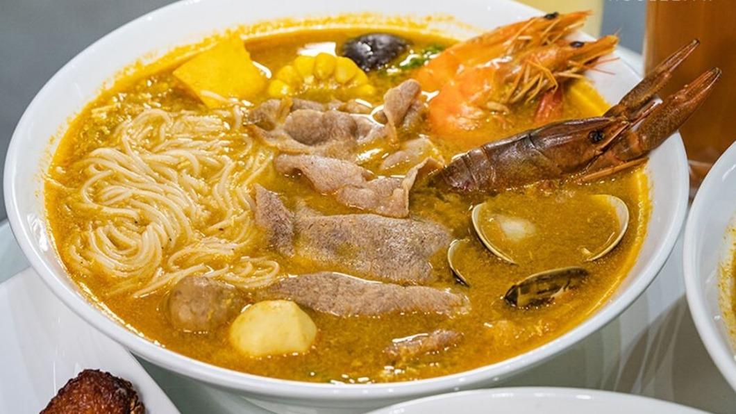 「特製專屬女巫湯系列」主餐小龍蝦加招牌女巫湯底，主食是泰式米線。（圖／虎麗笑嗨嗨提供）